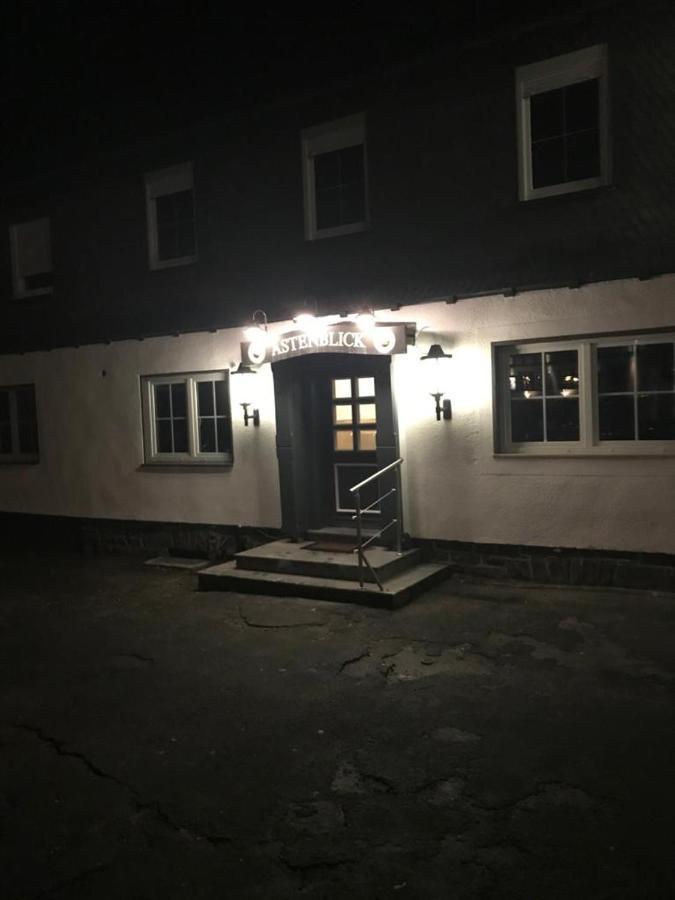 Haus Astenblick In Winterberg Fuer Bis Zu 35 Personen Fuer Wanderveranstaltungen Und Familienfeiern Eksteriør billede